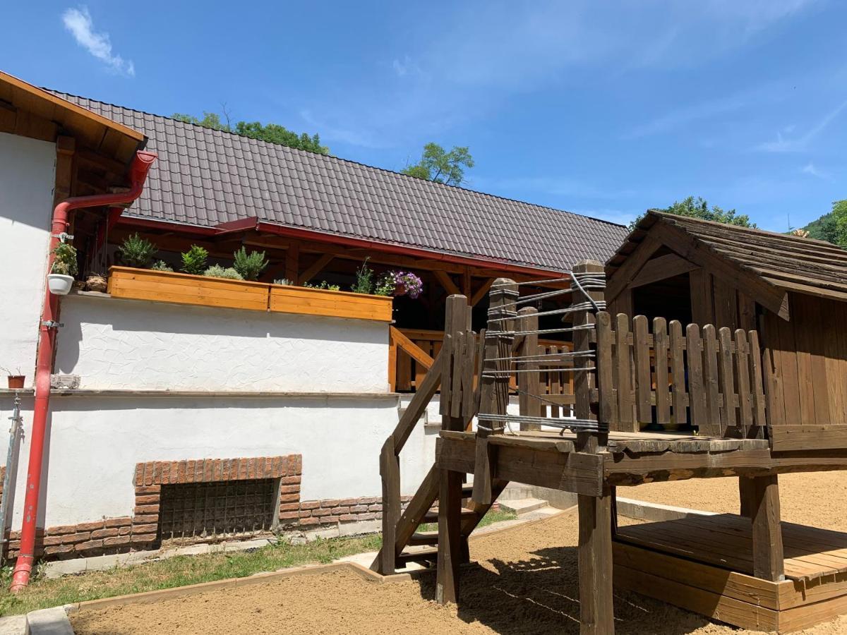 Banská Štiavnica Penzion Turista מראה חיצוני תמונה